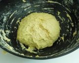 Foto del paso 3 de la receta: Coca de tomate y de harina con longanizas blancas