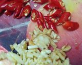 Gambar langkah 3 resipi Maggi Kari Goreng Udang / Sosej.