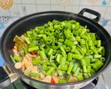 Foto langkah ke 5 dari resep Tahu tumis bunga bawang.