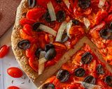 Foto del paso 4 de la receta: "Pizza" de cherrys y aceitunas negras