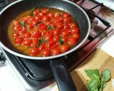 Foto del passaggio 4 della ricetta Spaghetti pomodoro e basilico