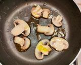 Foto del passaggio 3 della ricetta Vellutata di funghi champignon