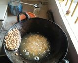 Foto langkah ke 3 dari resep Serundeng kelapa kacang.