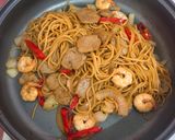Foto langkah ke 2 dari resep Spagetti Bakso Udang Goreng Lada Hitam.