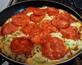 Foto del paso 2 de la receta: PIZZA🍕AL Sartén con Salami y queso🧀 Manchego...!