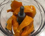 Foto del passaggio 1 della ricetta Ciambellone bicolor con zucca e cioccolato 🎃🍫