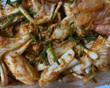 Foto langkah ke 5 dari resep Kimci Daun Bawang dan Sawi Putih.