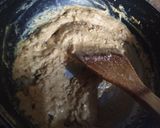 A picture of step 2 of Besan Goand aur till ka halwa.