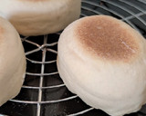 Foto del paso 8 de la receta: Muffins ingleses (panecillos sin horno)