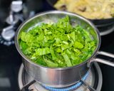 Hình bước làm 2 của món Canh Cải Bó Xôi Nấu Nấm Rơm