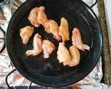 Foto del paso 1 de la receta: Arroz con alitas de pollo y alcachofas 🥘🍋