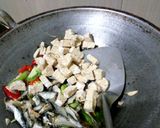 Foto langkah ke 4 dari resep Oseng ikan asin mandring.