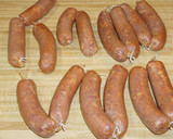 Foto del paso 4 de la receta: Longaniza sureña casera con puré de papas al ajillo y chucrut morado