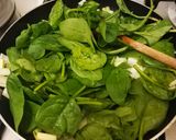 A picture of step 4 of Cheesy leek and spinach pasta.