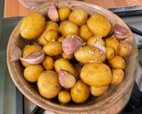 Une image de l'étape 5 de Pommes grenailles aux herbes ail rose en chemise.