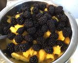 Une image de l'étape 5 de Salade d ananas à l orange et mûres du jardin.