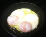 Foto del paso 5 de la receta: Huevos fritos sobre puré de guisantes secos
