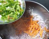 A picture of step 5 of Chinese Bhel.