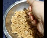 गूळ तूप पोळीचा लाडू (Gul Tup Policha Ladoo Recipe In Marathi) रेसिपी स्टेप 4 फोटो 