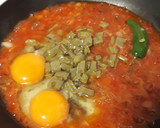 Foto del paso 3 de la receta: Huevos con nopales en salsa