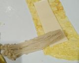 Foto langkah ke 3 dari resep BBQ Egg Enoki Cheese Roll.