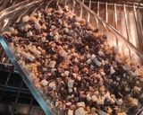 Une image de l'étape 5 de Crumble banane fruits rouges noisettes chocolat.