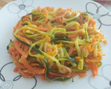 Foto del paso 2 de la receta: Spaguettis de zanahoria y calabacín con huevo