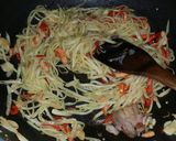 Foto langkah ke 2 dari resep Oseng Pepaya Muda dengan Ebi dan Orak-arik Telur.