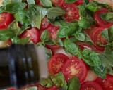 Foto del paso 3 de la receta: Tarta caprese con masa casera sin gluten 🍅 Tarta de tomate, albahaca, mozzarella y AOVE 🥗 low carb