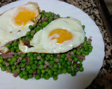 Foto del paso 4 de la receta: Guisantes con jamón y huevo a la plancha