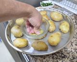 Foto del paso 3 de la receta: Salmón a la manteca negra y alcaparras con papines aplastados