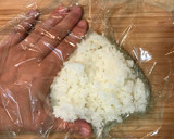 Foto del paso 2 de la receta: Onigiri (bolas de arroz) por Haku de "El viaje de Chihiro"