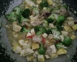 Foto langkah ke 6 dari resep Tumis brokoli tahu ayam.