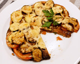 Foto del paso 5 de la receta: Pizzeta de pan rallado con calabacín verde y tomate