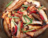 Hình bước làm 1 của món Cá Phèn Kho Thịt