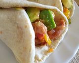 A picture of step 12 of Sausage and avocado salad tortillas.