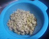 Foto del paso 4 de la receta: Tortellinis de espinacas con cebolla y salchichas en 16 minutos