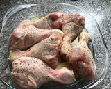 Foto del paso 3 de la receta: Muslos de pollo con patatas al horno