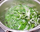 Hình bước làm 2 của món 💚 Canh Ngải Cứu Trứng Gà Lòng Đào