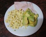 Foto del paso 2 de la receta Huevos revueltos con pavo y aguacate