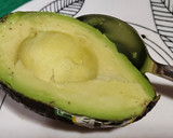 Foto del paso 1 de la receta: Desayuno con aguacate, queso de oveja y frutos secos