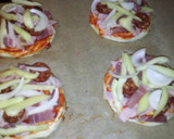Mini pizza recept fázis 5 fotója