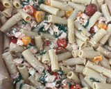 Foto del paso 3 de la receta: Pasta de salmón, espinacas, cherry con queso feta