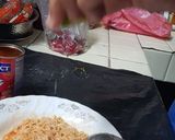 รูปขั้นตอนการทำที่ 3 ของ ยำบะหมี่ปลากระป๋องไข่ลวกยางมะตูม