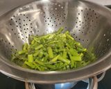 Foto del paso 2 de la receta Espárragos al vapor alegrados con salsa pesto