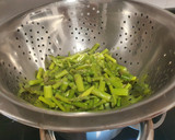 Foto del paso 2 de la receta: Espárragos al vapor alegrados con salsa pesto