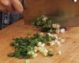 Foto langkah ke 9 dari resep Nasi Ayam Favorit Singapura: Tidak Digoreng, Cukup Pakai RICE COOKER!.