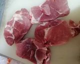 Foto del paso 1 de la receta: Cerdo en salsa de vino con arroz ajonjolí y ensalada