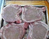 Foto del paso 1 de la receta: Carré marinado a caballo, zanahoria, fideos dorados y perejil