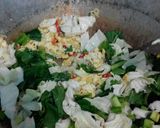 Foto langkah ke 2 dari resep Mie goreng burung dara.